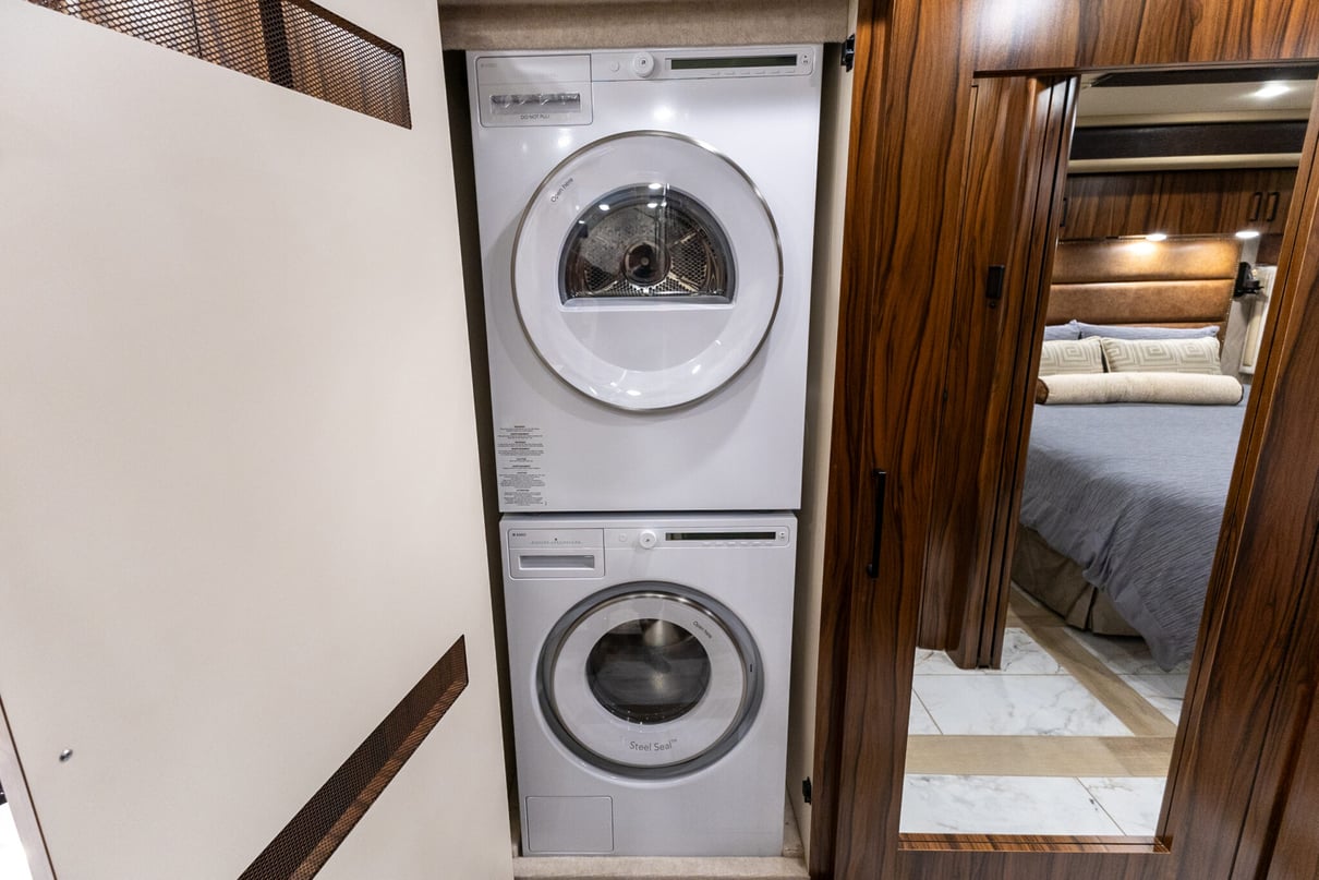 2025 Foretravel Realm Presidential LV2 gallery image-31