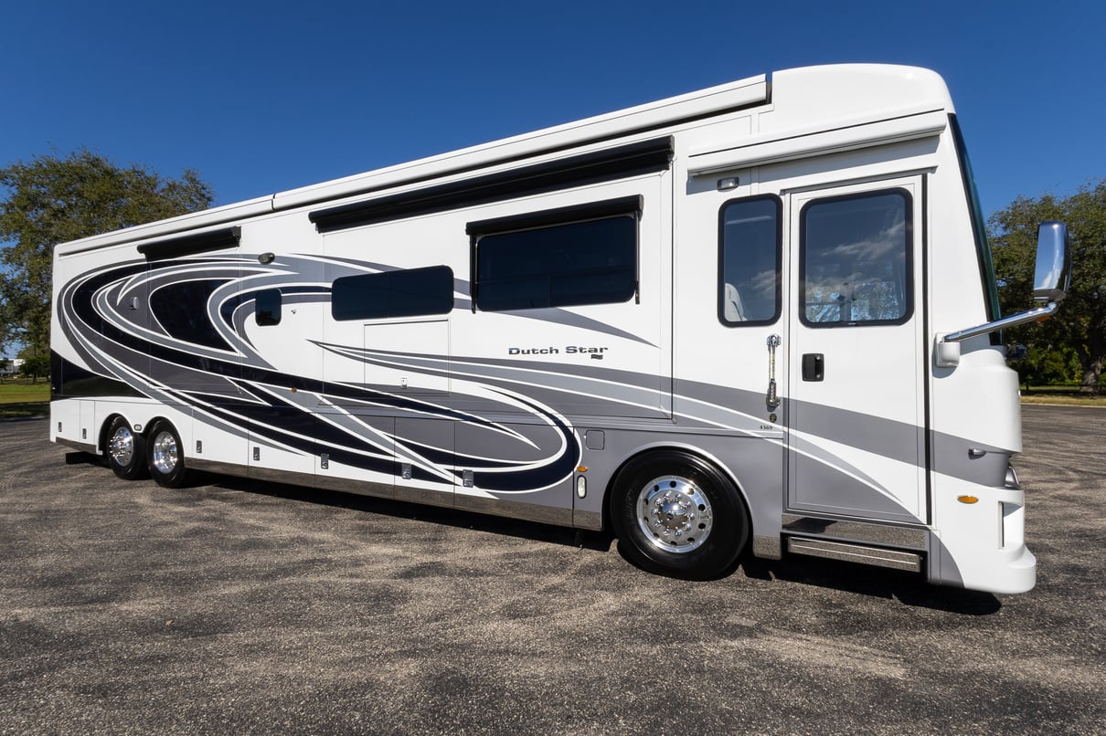 2022 Newmar Dutch Star 4369 gallery image-2