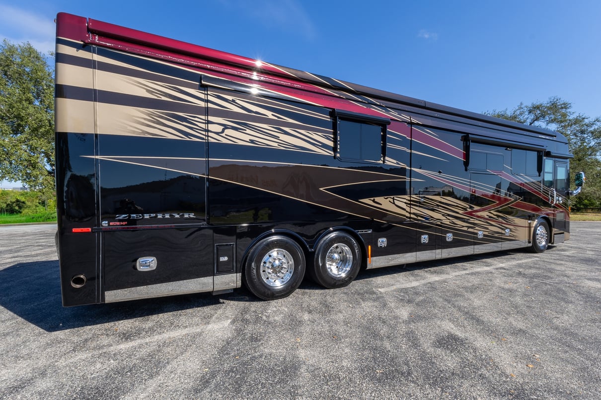 2022 Tiffin Zephyr 45 PZ gallery image-4