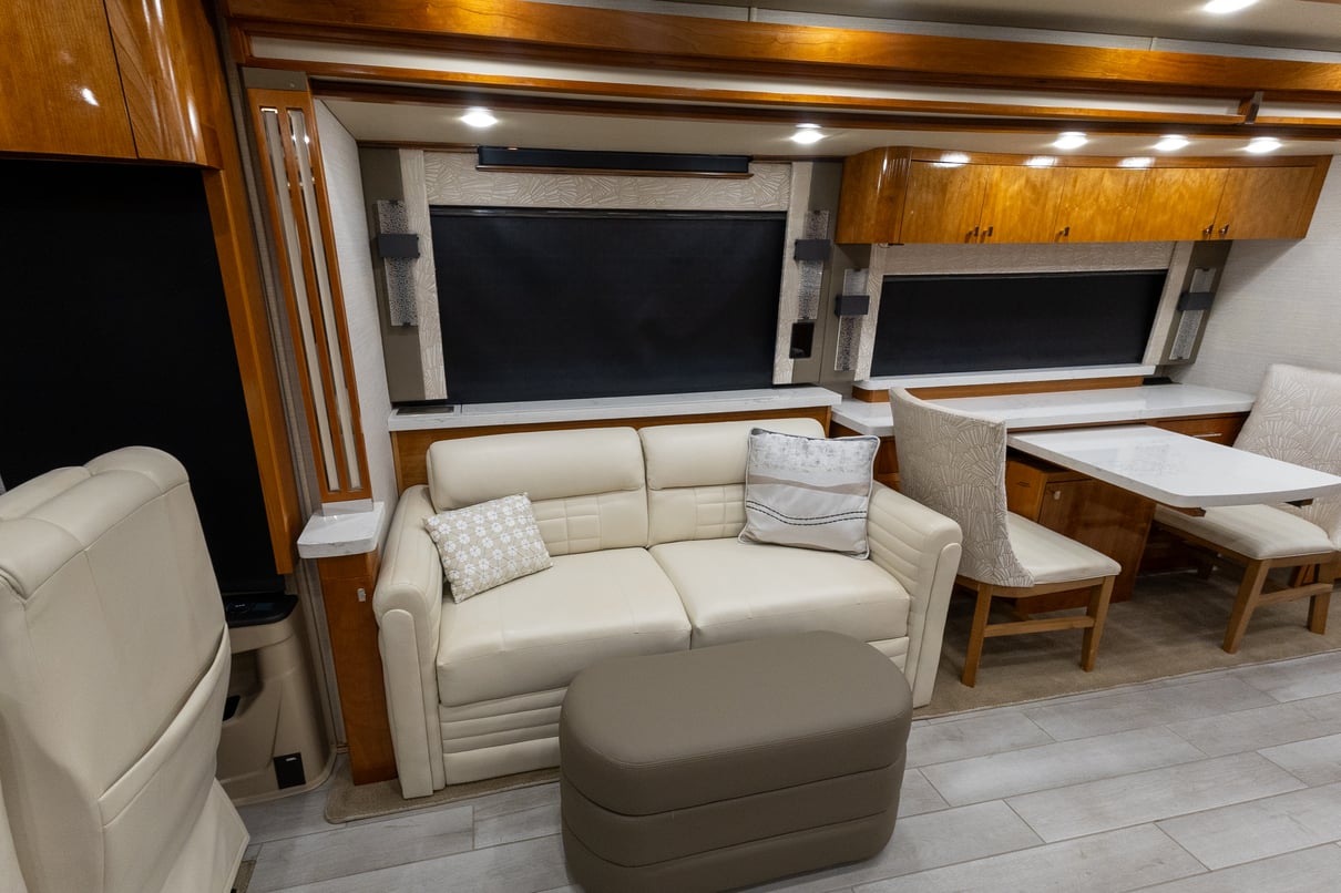 2022 Tiffin Zephyr 45 PZ gallery image-15