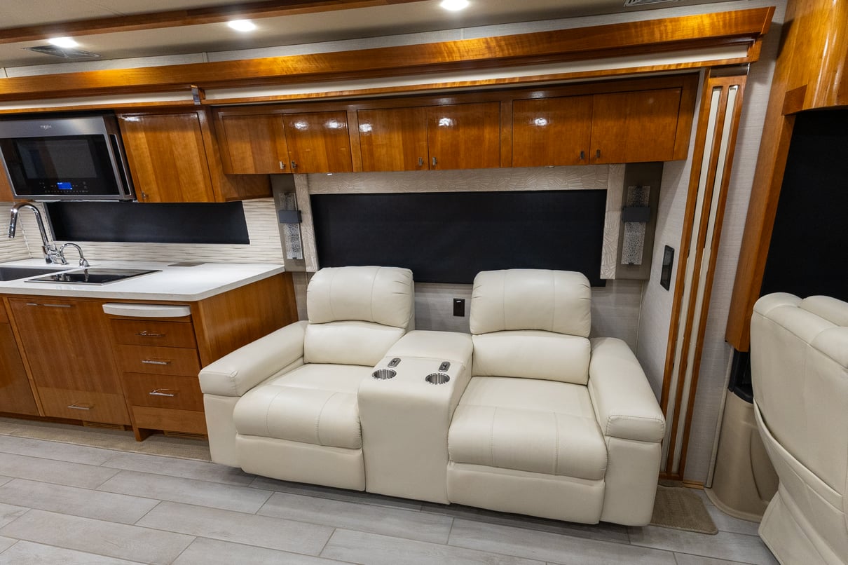 2022 Tiffin Zephyr 45 PZ gallery image-17