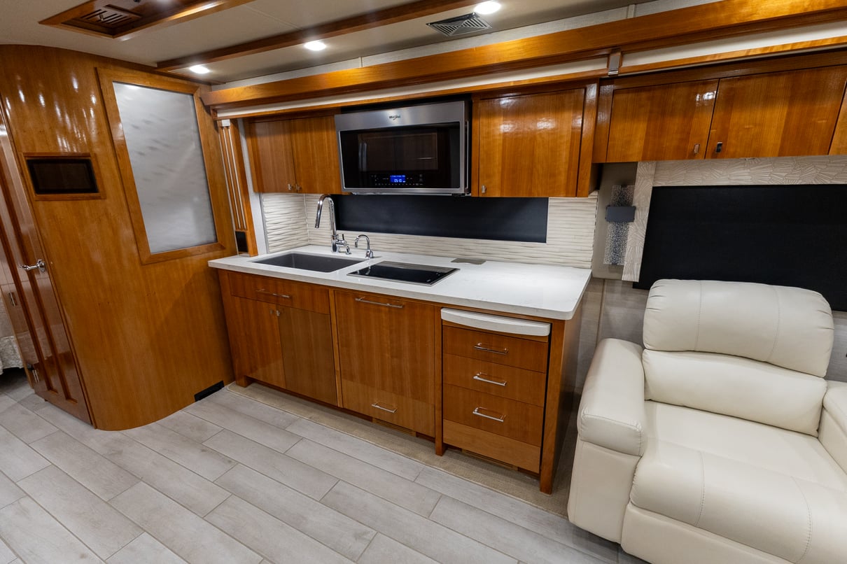 2022 Tiffin Zephyr 45 PZ gallery image-18