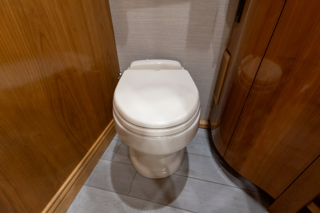 2022 Tiffin Zephyr 45 PZ gallery image-23