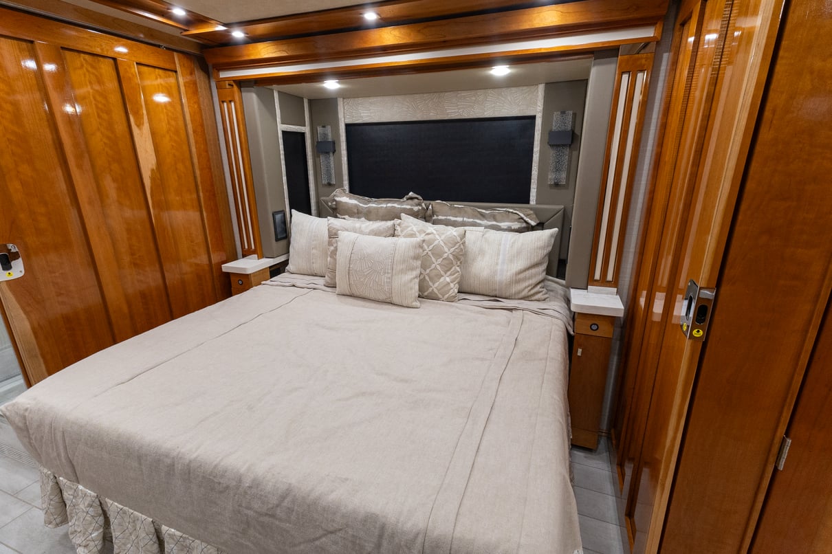 2022 Tiffin Zephyr 45 PZ gallery image-24