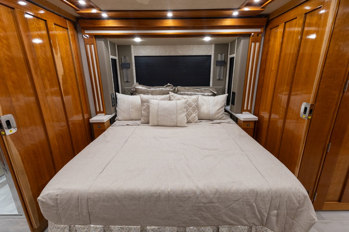 2022 Tiffin Zephyr 45 PZ gallery image-25