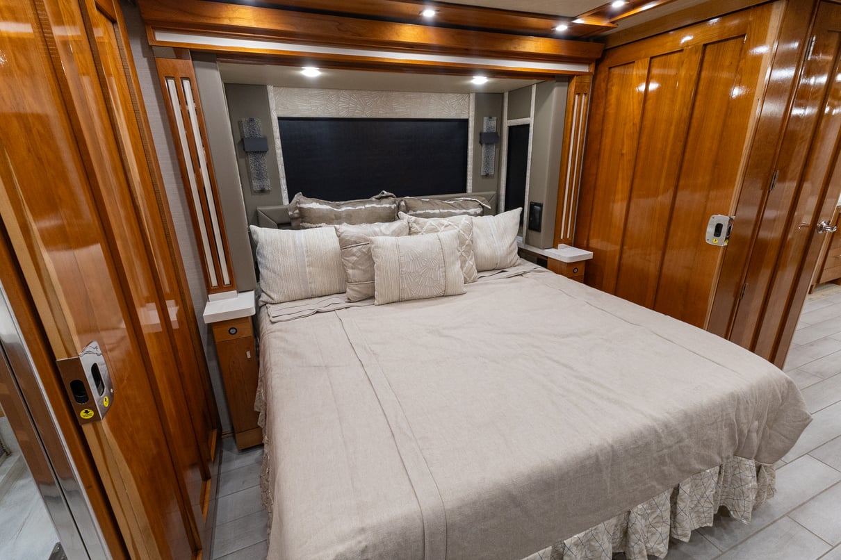 2022 Tiffin Zephyr 45 PZ gallery image-26