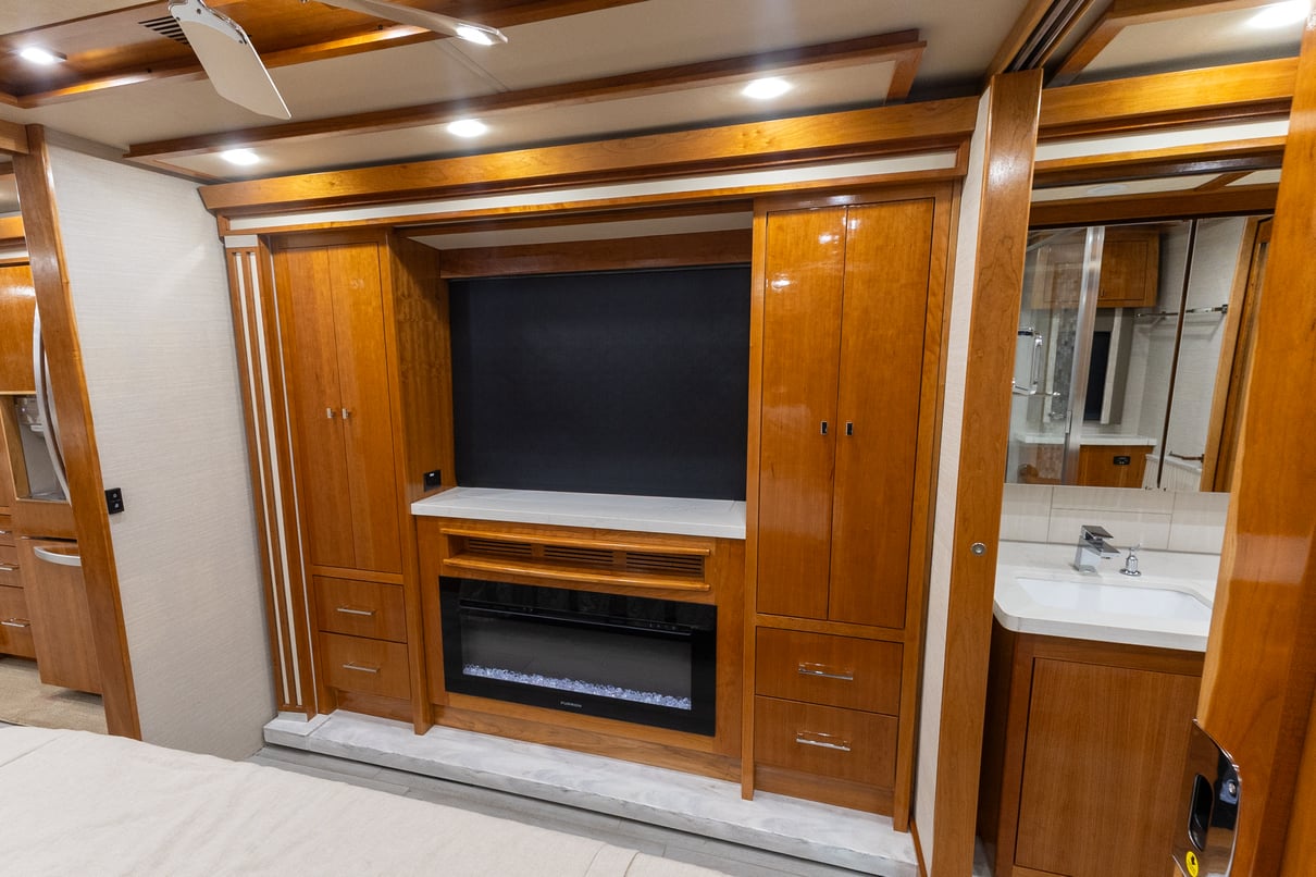 2022 Tiffin Zephyr 45 PZ gallery image-27