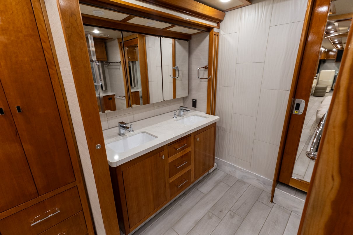 2022 Tiffin Zephyr 45 PZ gallery image-28