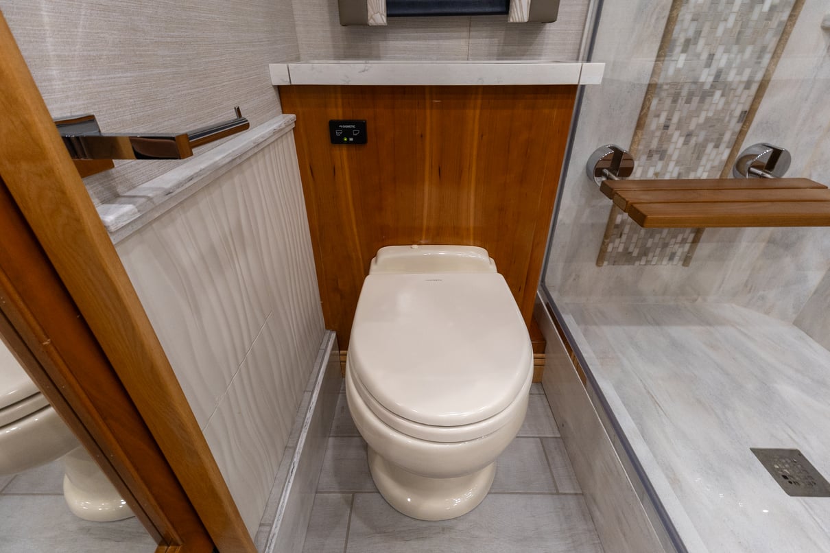 2022 Tiffin Zephyr 45 PZ gallery image-30