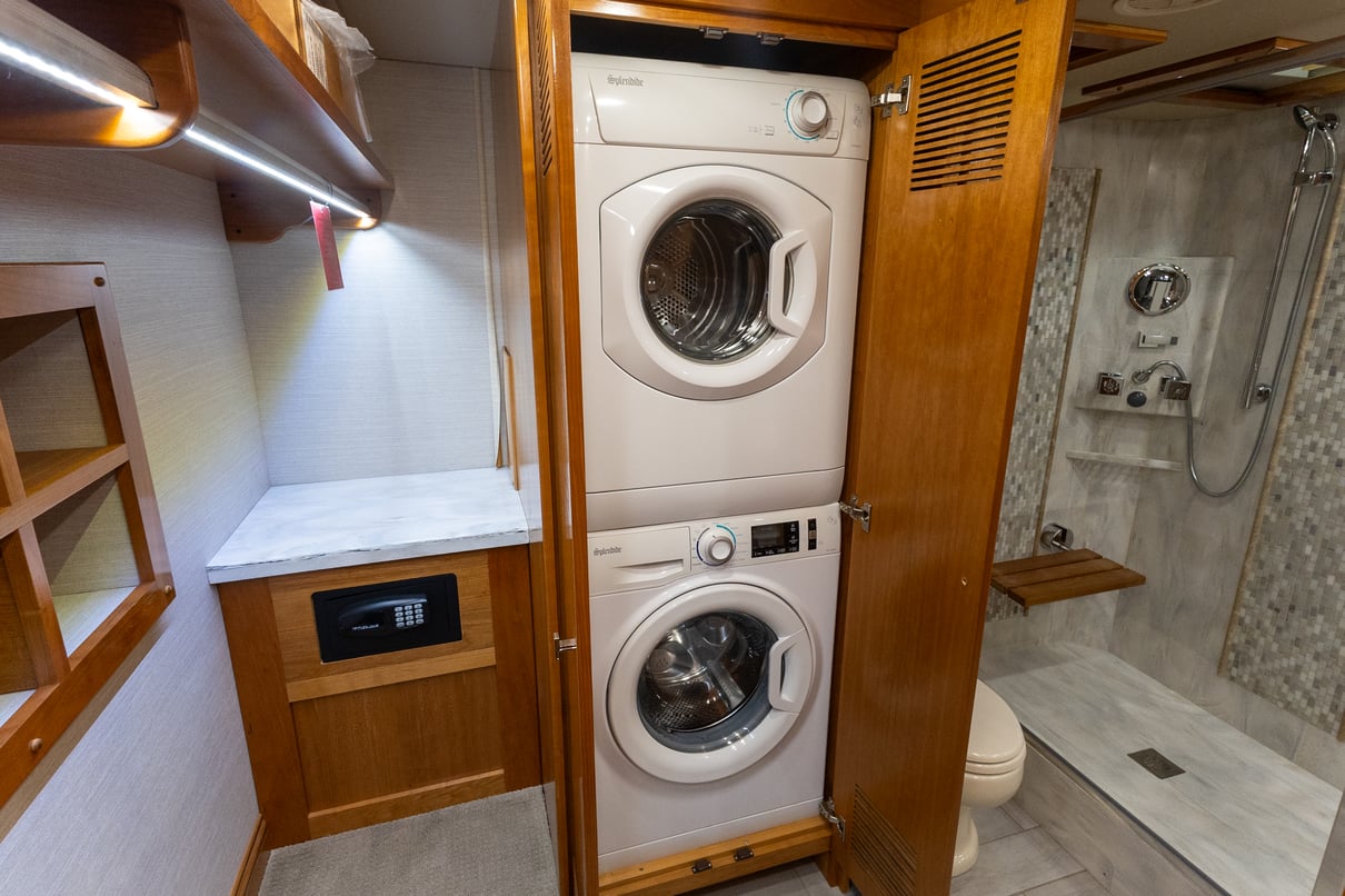 2022 Tiffin Zephyr 45 PZ gallery image-32