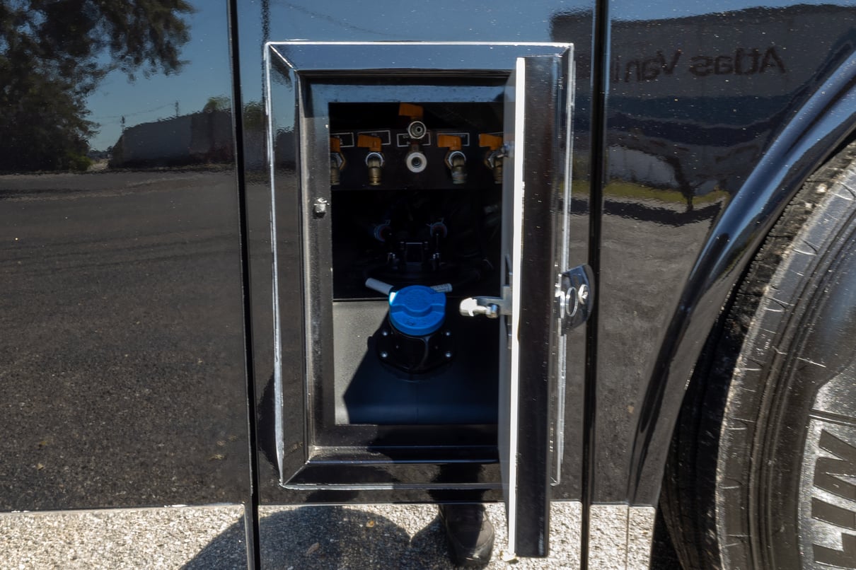 2022 Tiffin Zephyr 45 PZ gallery image-36