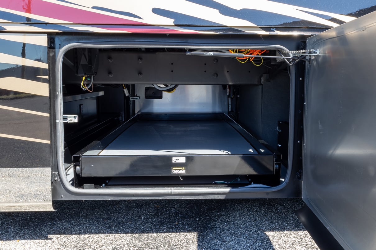 2022 Tiffin Zephyr 45 PZ gallery image-40