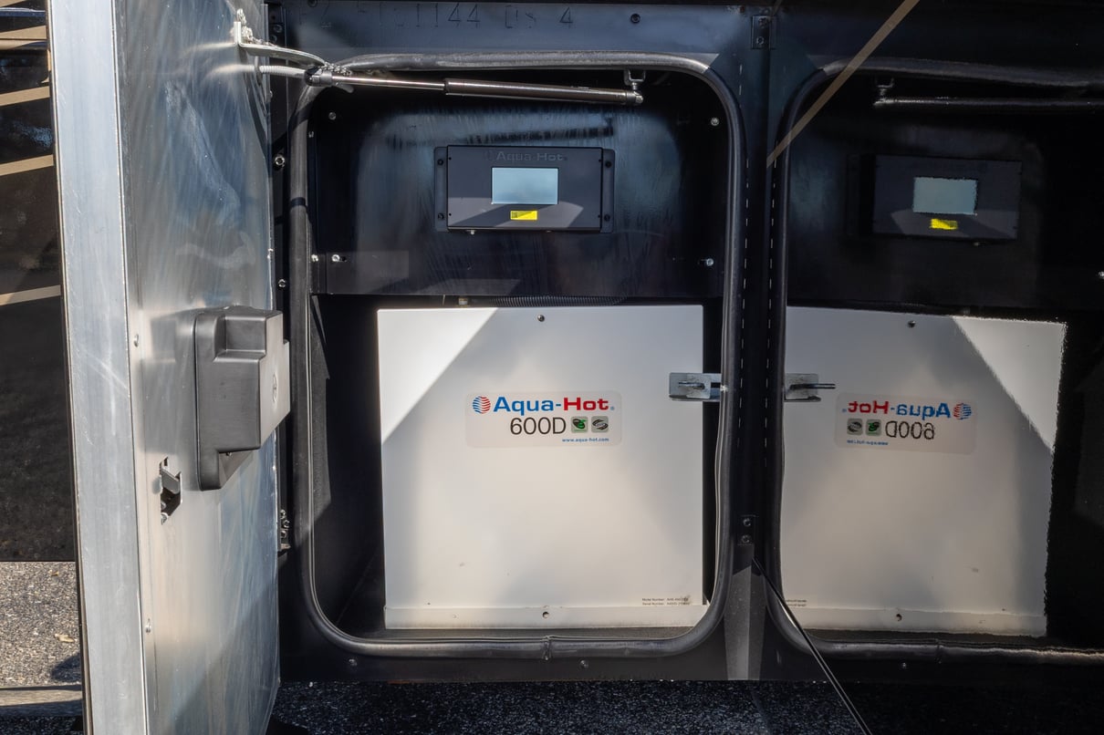 2022 Tiffin Zephyr 45 PZ gallery image-47