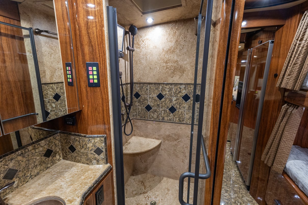 2008 Prevost Marathon H3 45 gallery image-24