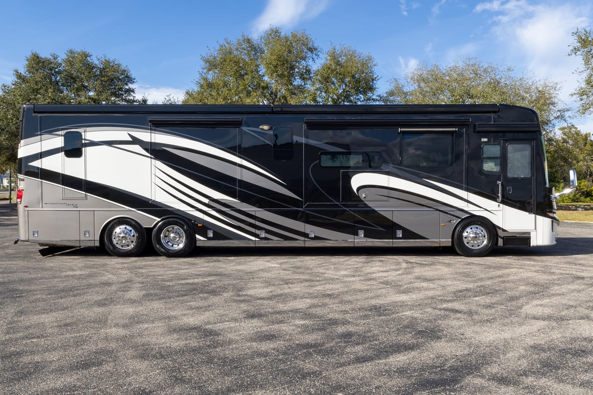 2020 Newmar Mountain Aire 4553 gallery image-3