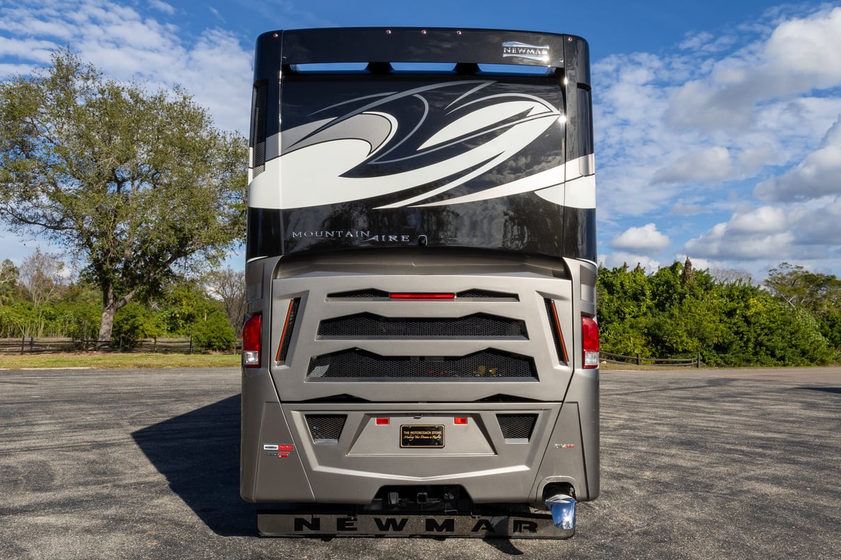 2020 Newmar Mountain Aire 4553 gallery image-6