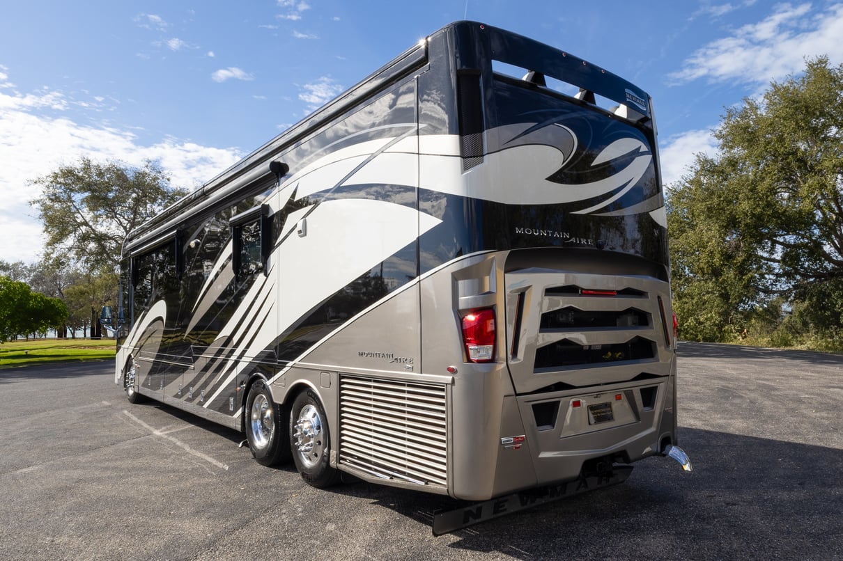 2020 Newmar Mountain Aire 4553 gallery image-7