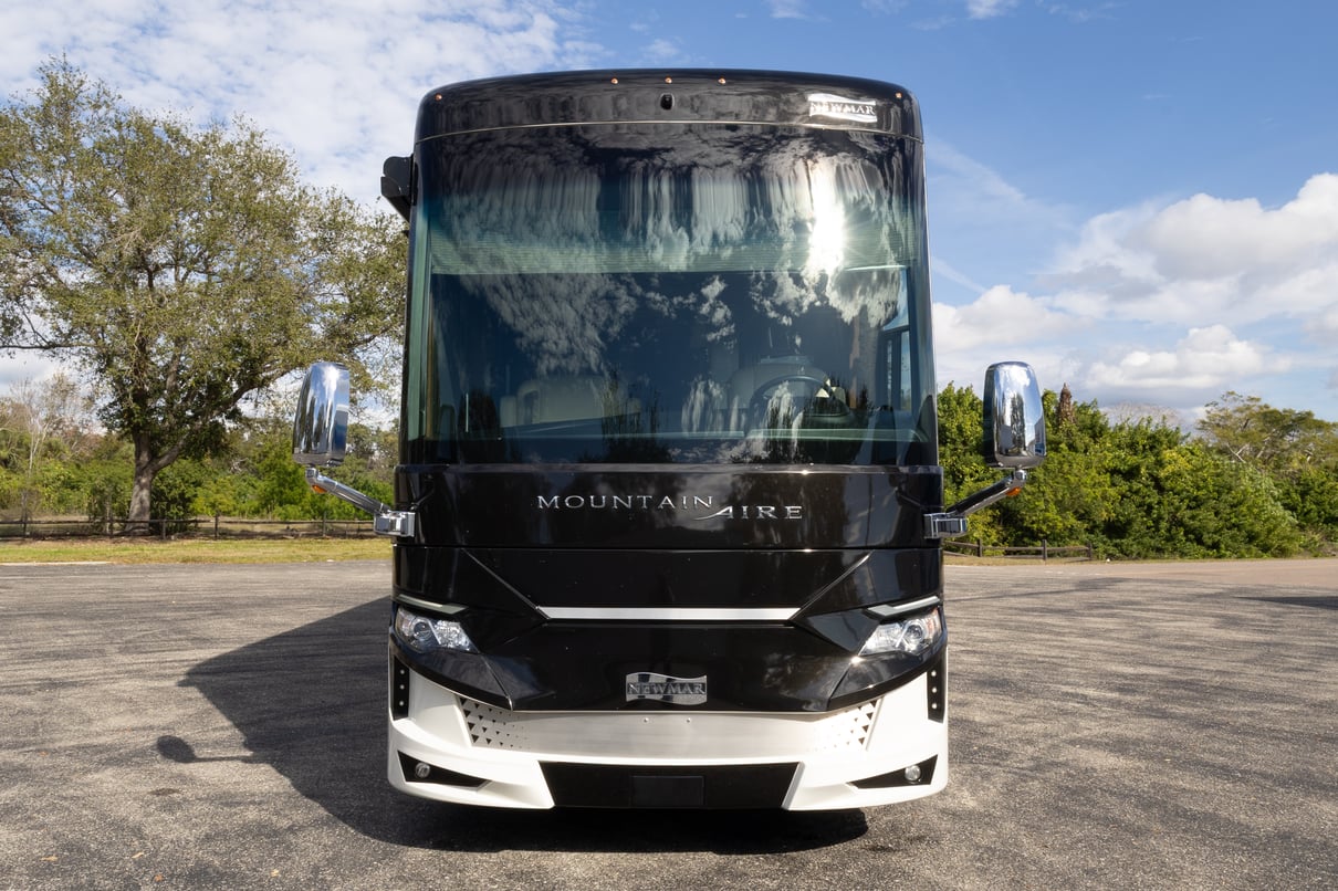 2020 Newmar Mountain Aire 4553 gallery image-12