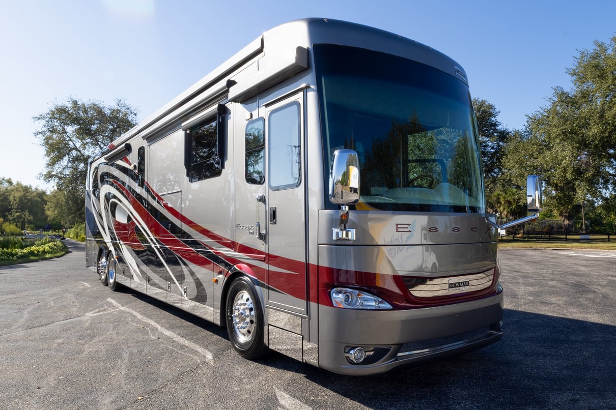 2015 Newmar Essex 4553 gallery image-1