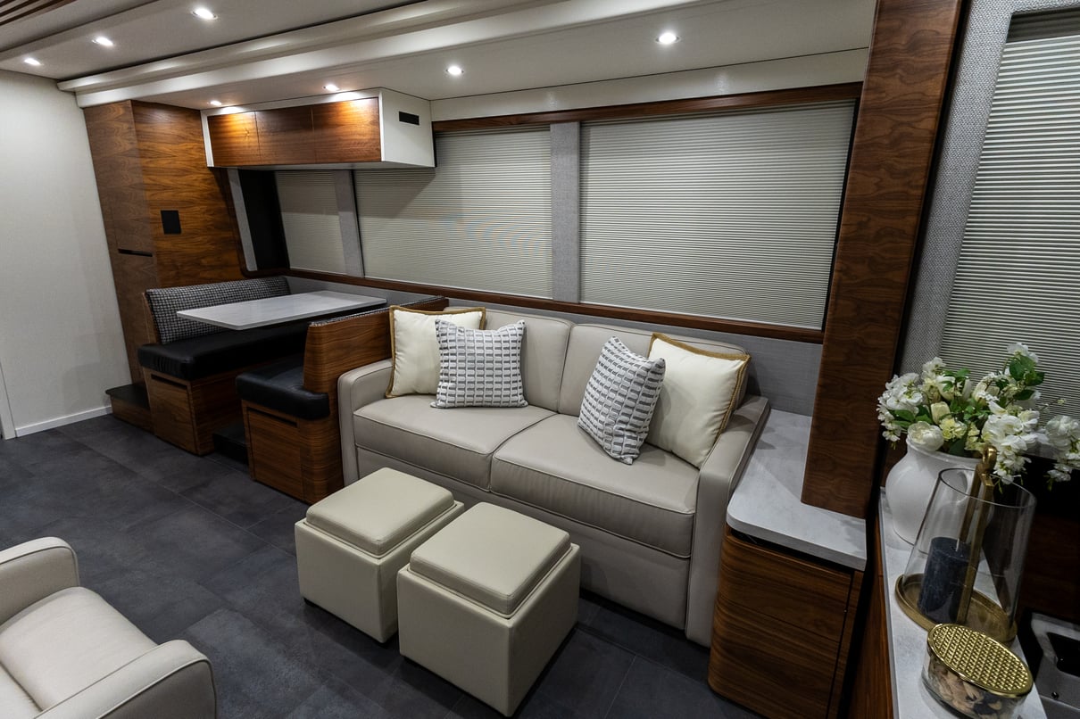 2025 Prevost Epic X3 45 gallery image-15