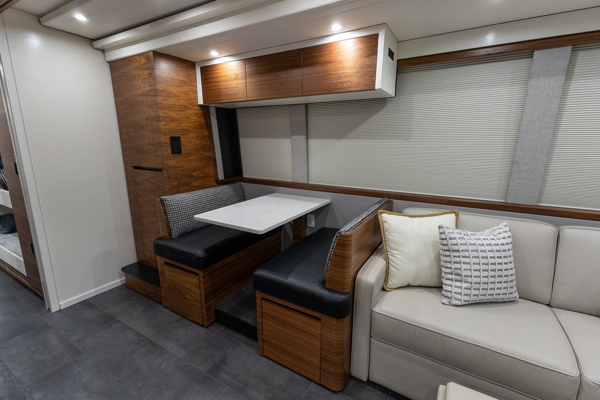 2025 Prevost Epic X3 45 gallery image-16