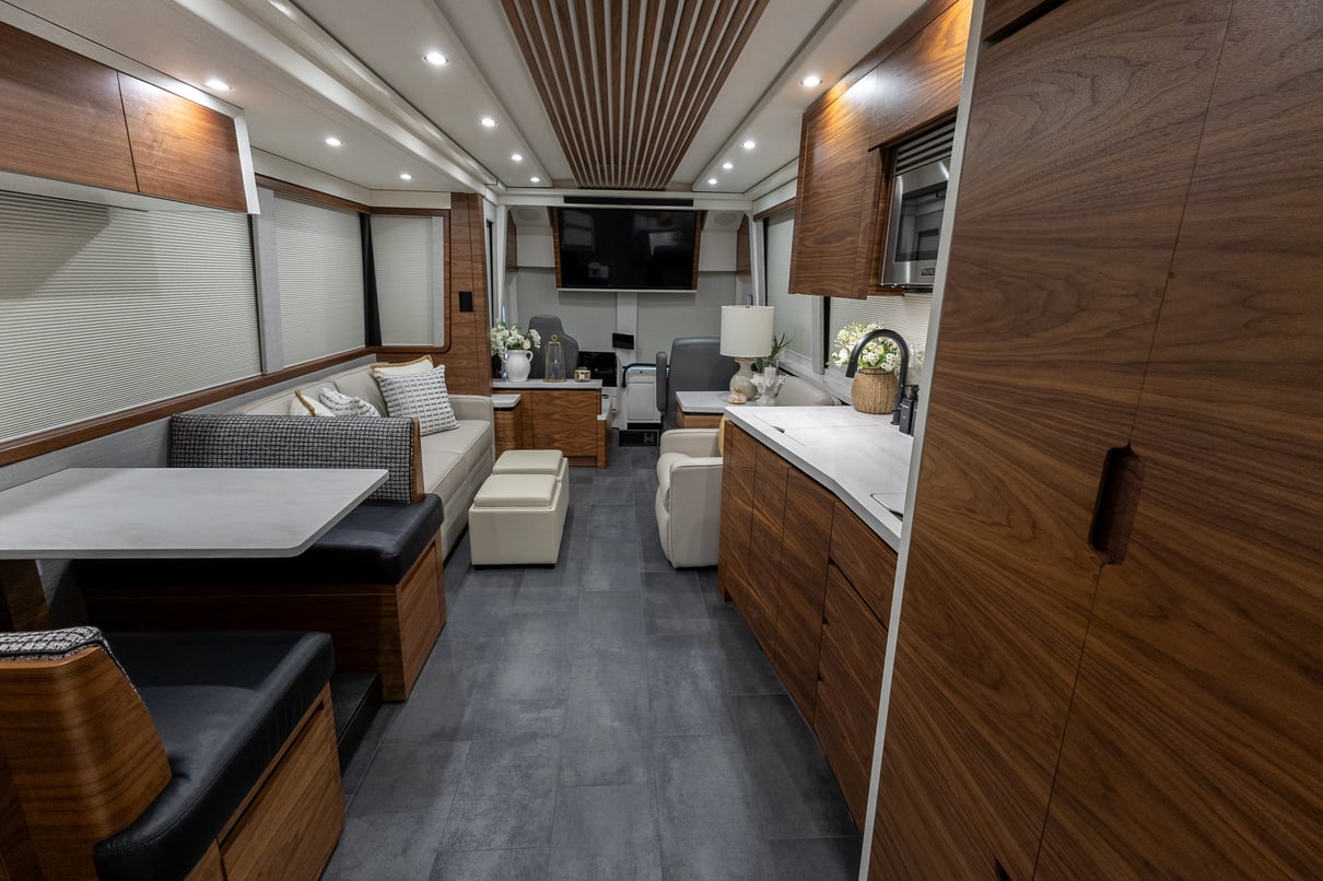 2025 Prevost Epic X3 45 gallery image-21