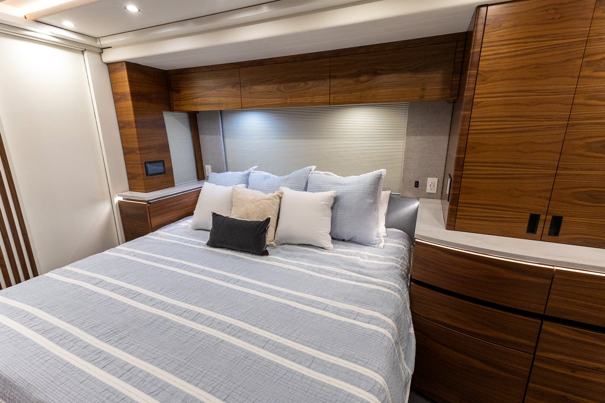 2025 Prevost Epic X3 45 gallery image-26