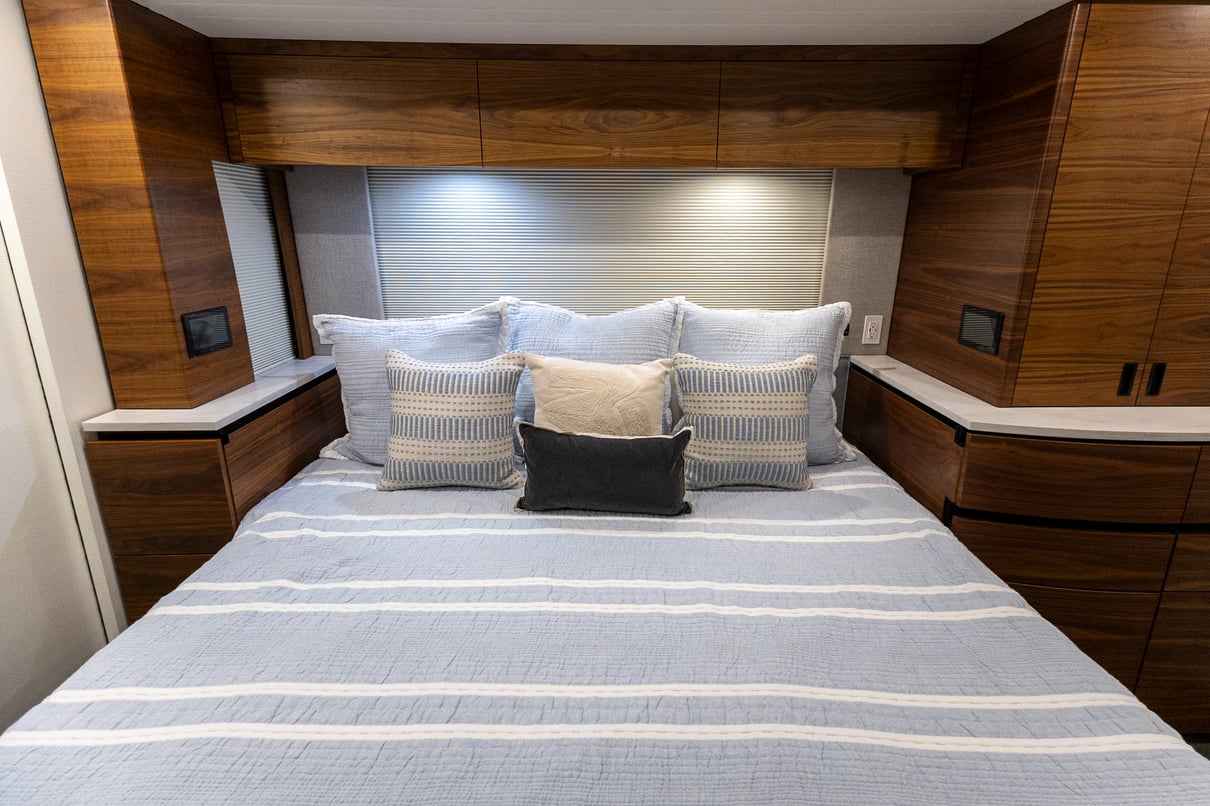 2025 Prevost Epic X3 45 gallery image-27