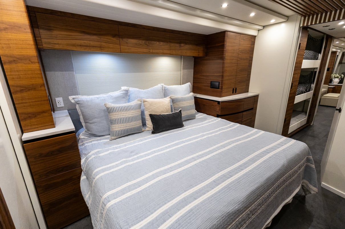 2025 Prevost Epic X3 45 gallery image-28