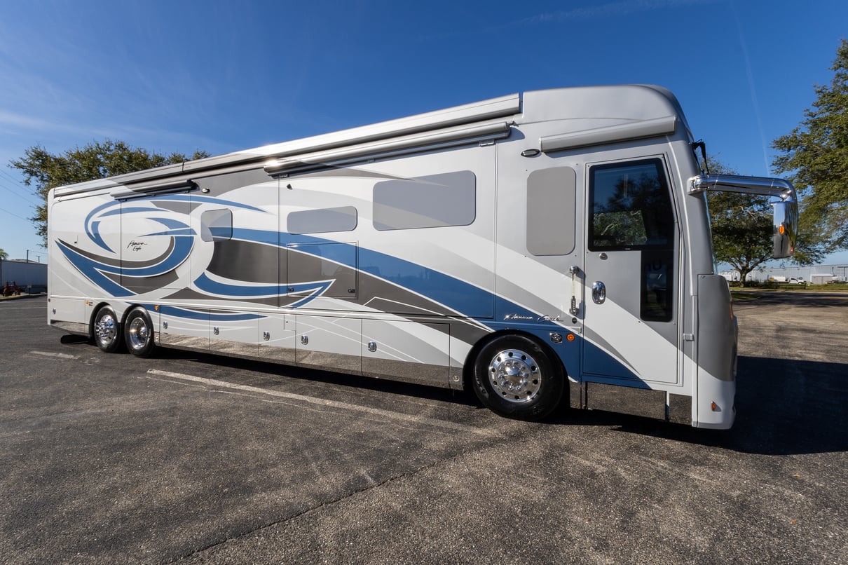 2022 American Coach American Eagle 45K gallery image-2