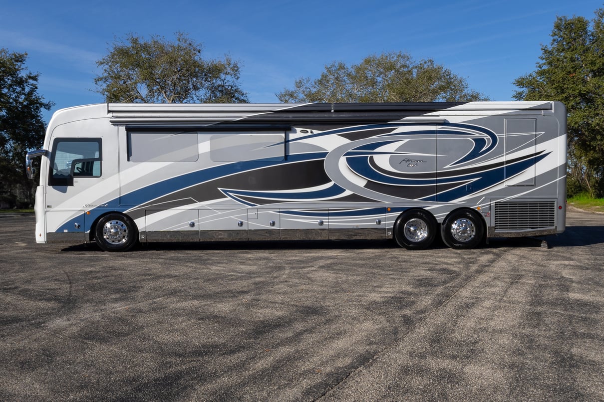 2022 American Coach American Eagle 45K gallery image-9