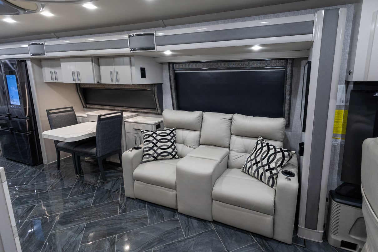 2022 American Coach American Eagle 45K gallery image-15