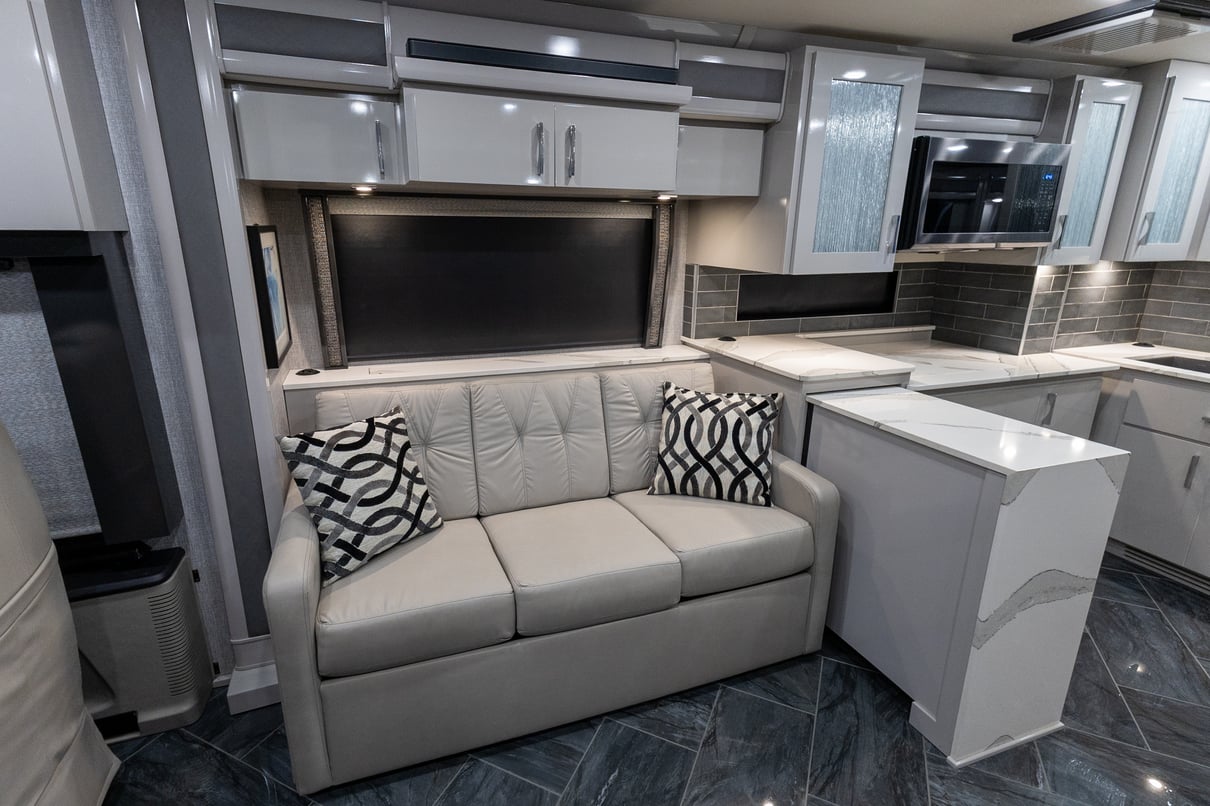 2022 American Coach American Eagle 45K gallery image-17