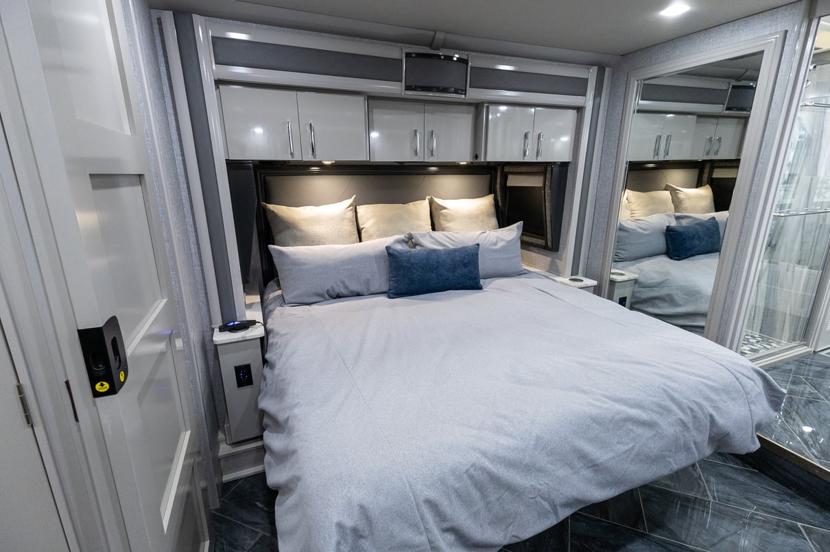 2022 American Coach American Eagle 45K gallery image-24