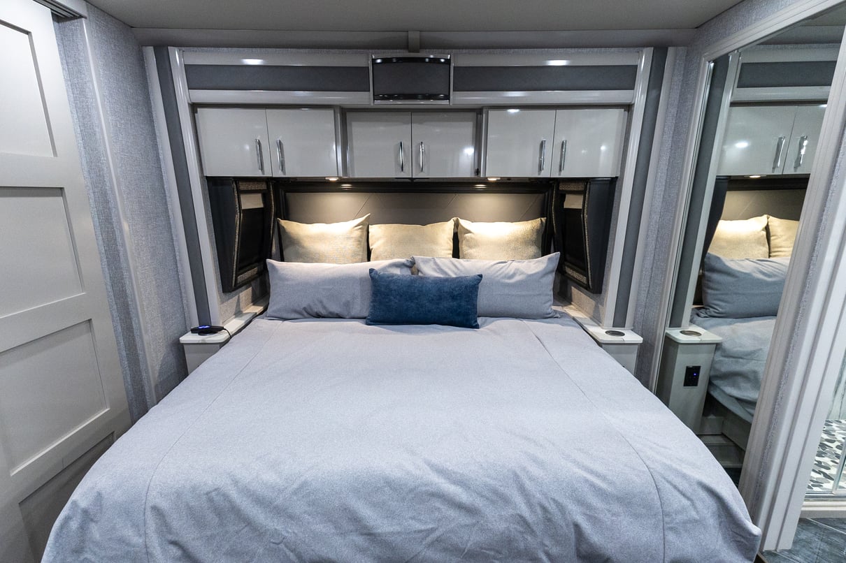 2022 American Coach American Eagle 45K gallery image-25