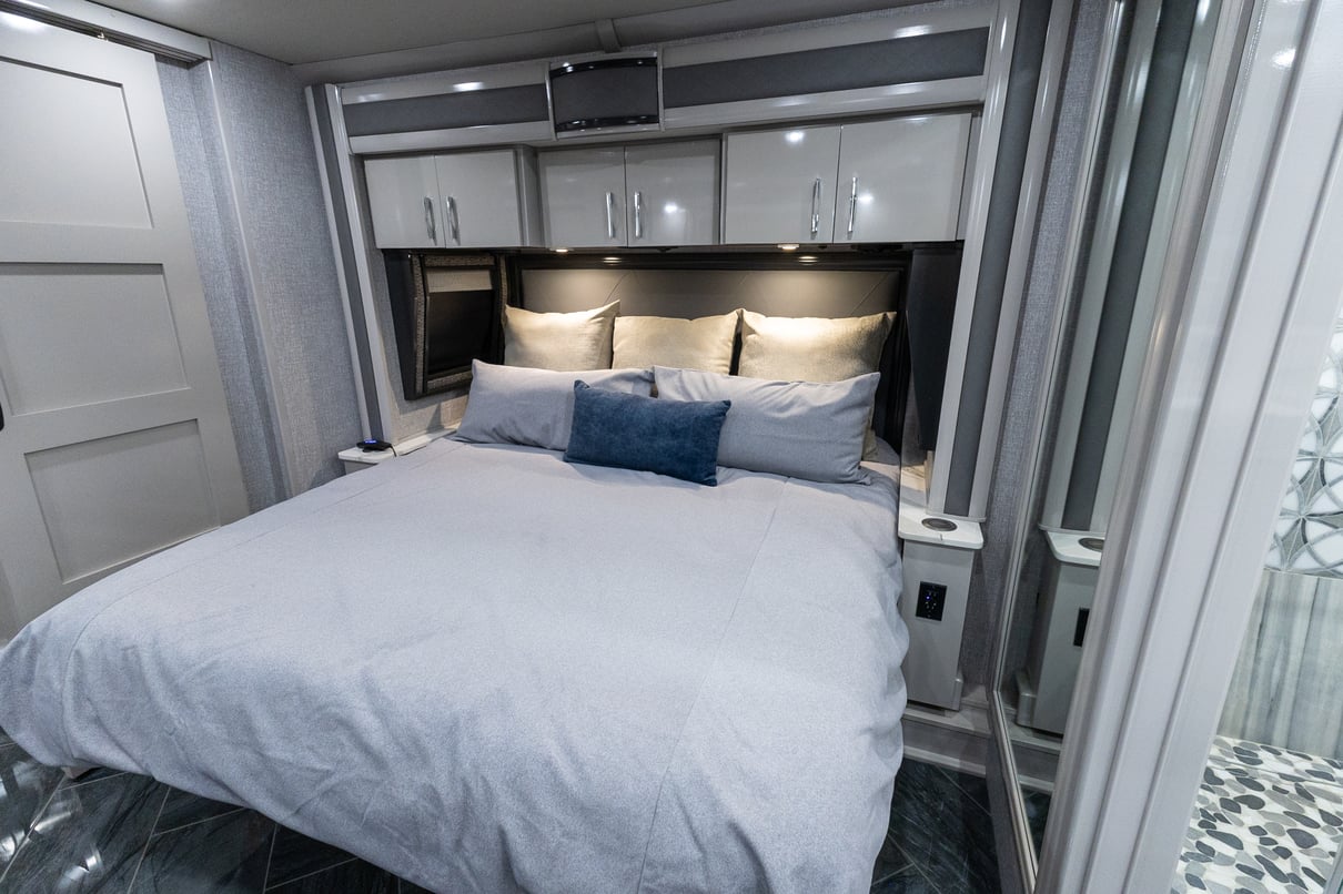 2022 American Coach American Eagle 45K gallery image-26