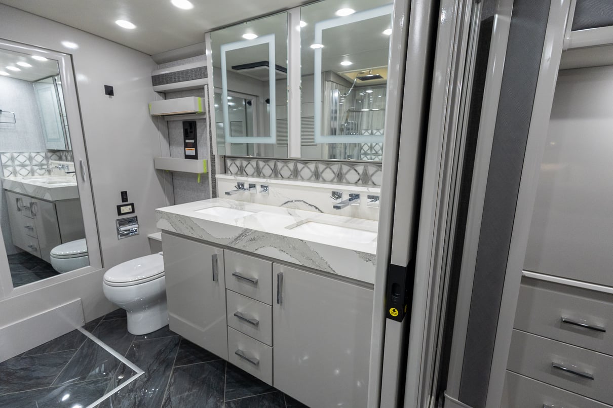 2022 American Coach American Eagle 45K gallery image-28