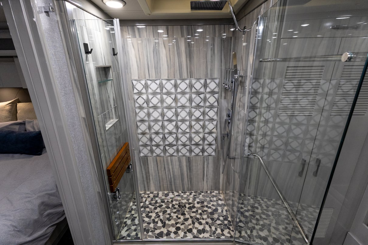 2022 American Coach American Eagle 45K gallery image-30