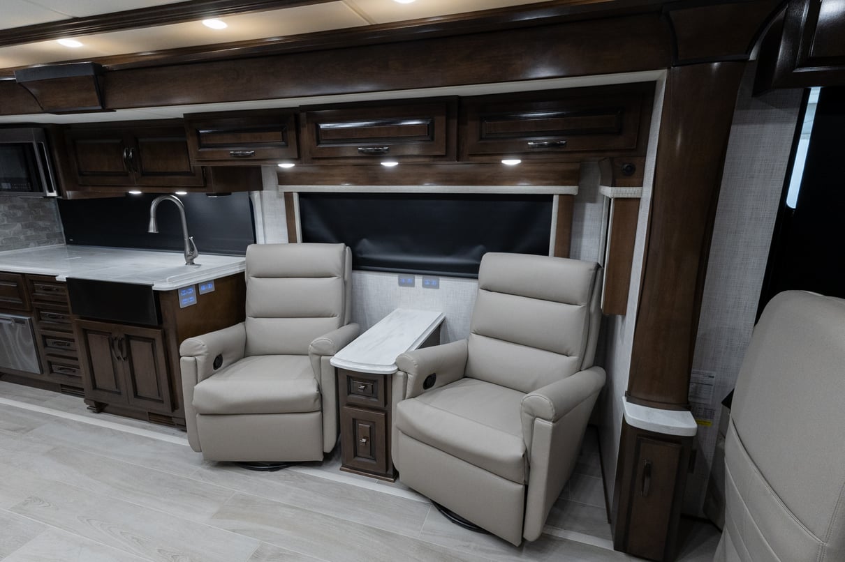 2023 Newmar Dutch Star 4370 gallery image-17