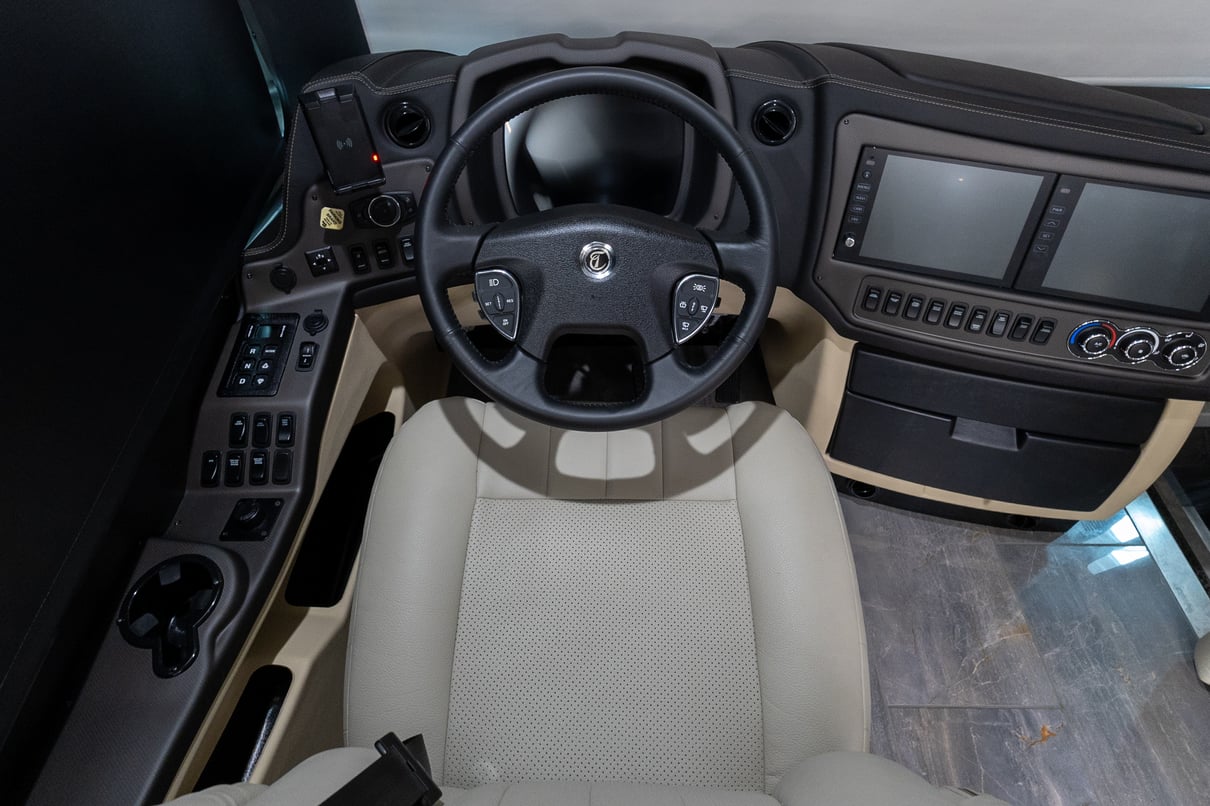 2025 Tiffin Zephyr 45 FZ gallery image-13