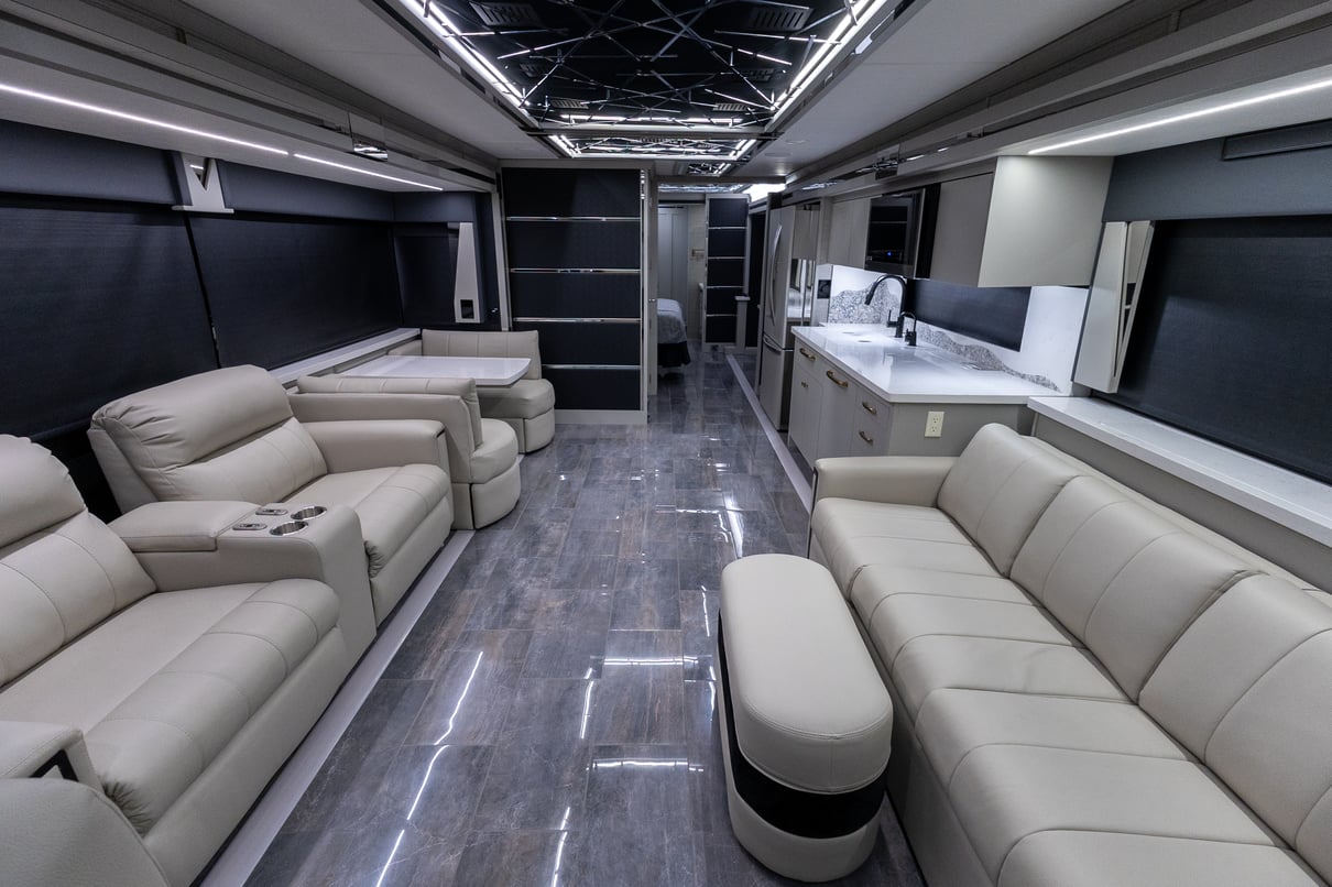 2025 Tiffin Zephyr 45 FZ gallery image-14