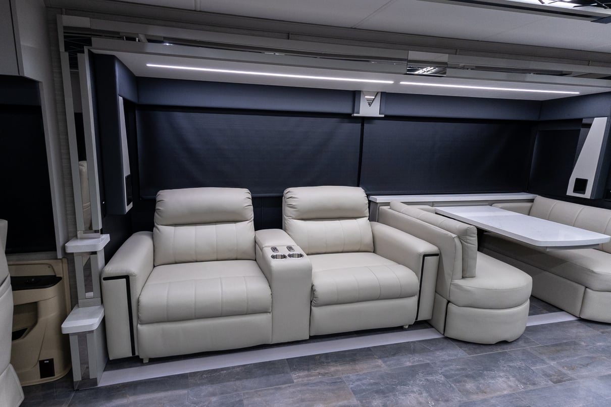 2025 Tiffin Zephyr 45 FZ gallery image-15