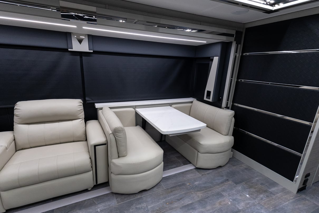 2025 Tiffin Zephyr 45 FZ gallery image-16