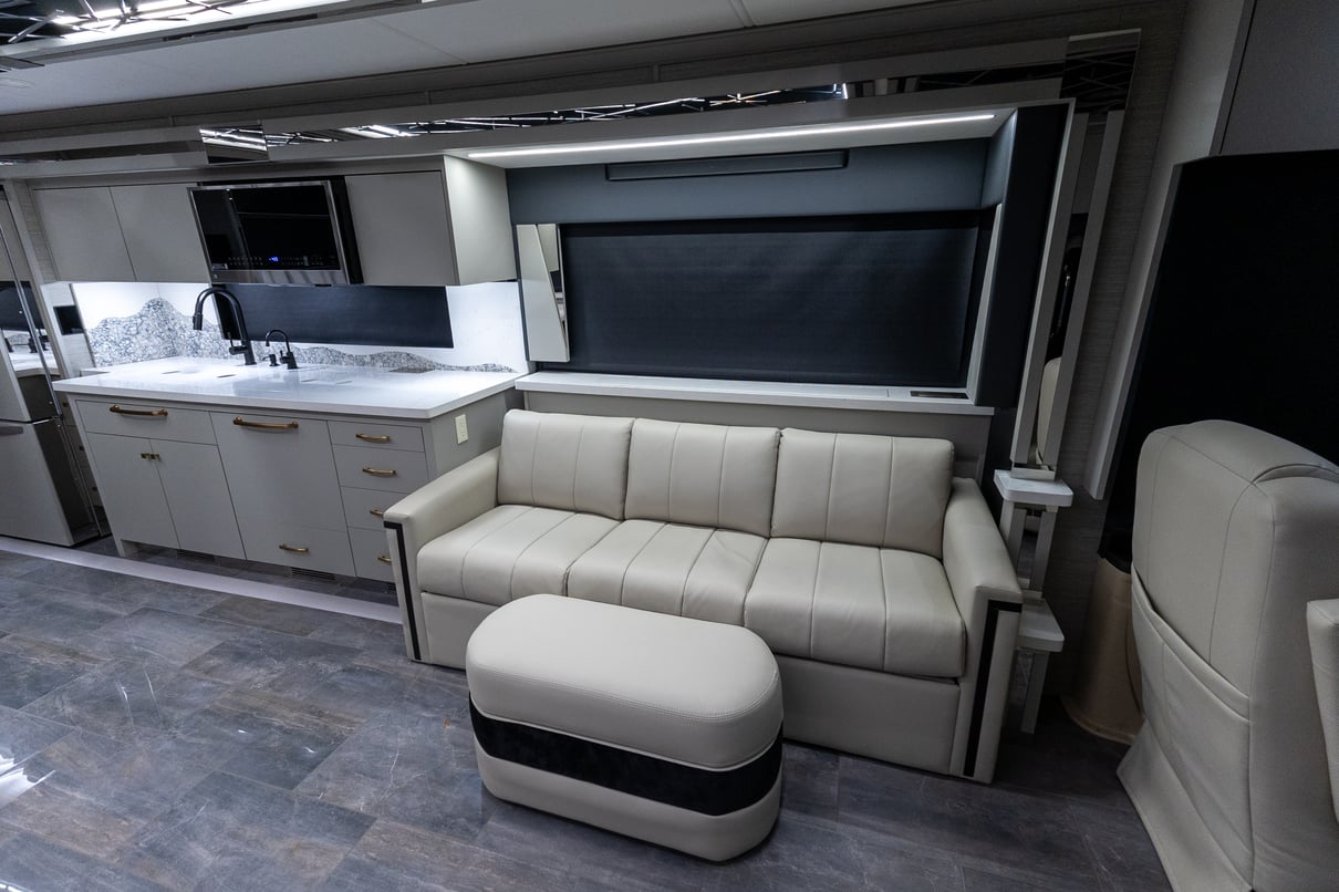 2025 Tiffin Zephyr 45 FZ gallery image-17