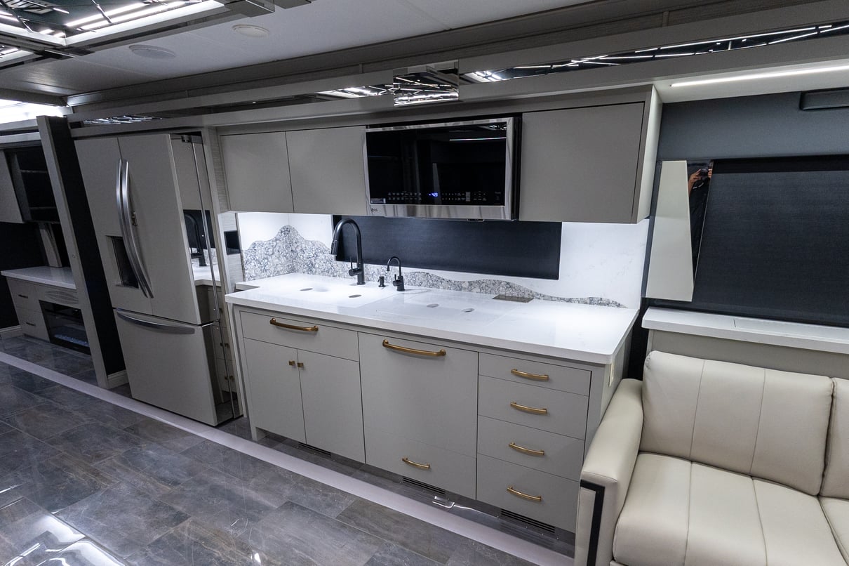 2025 Tiffin Zephyr 45 FZ gallery image-18