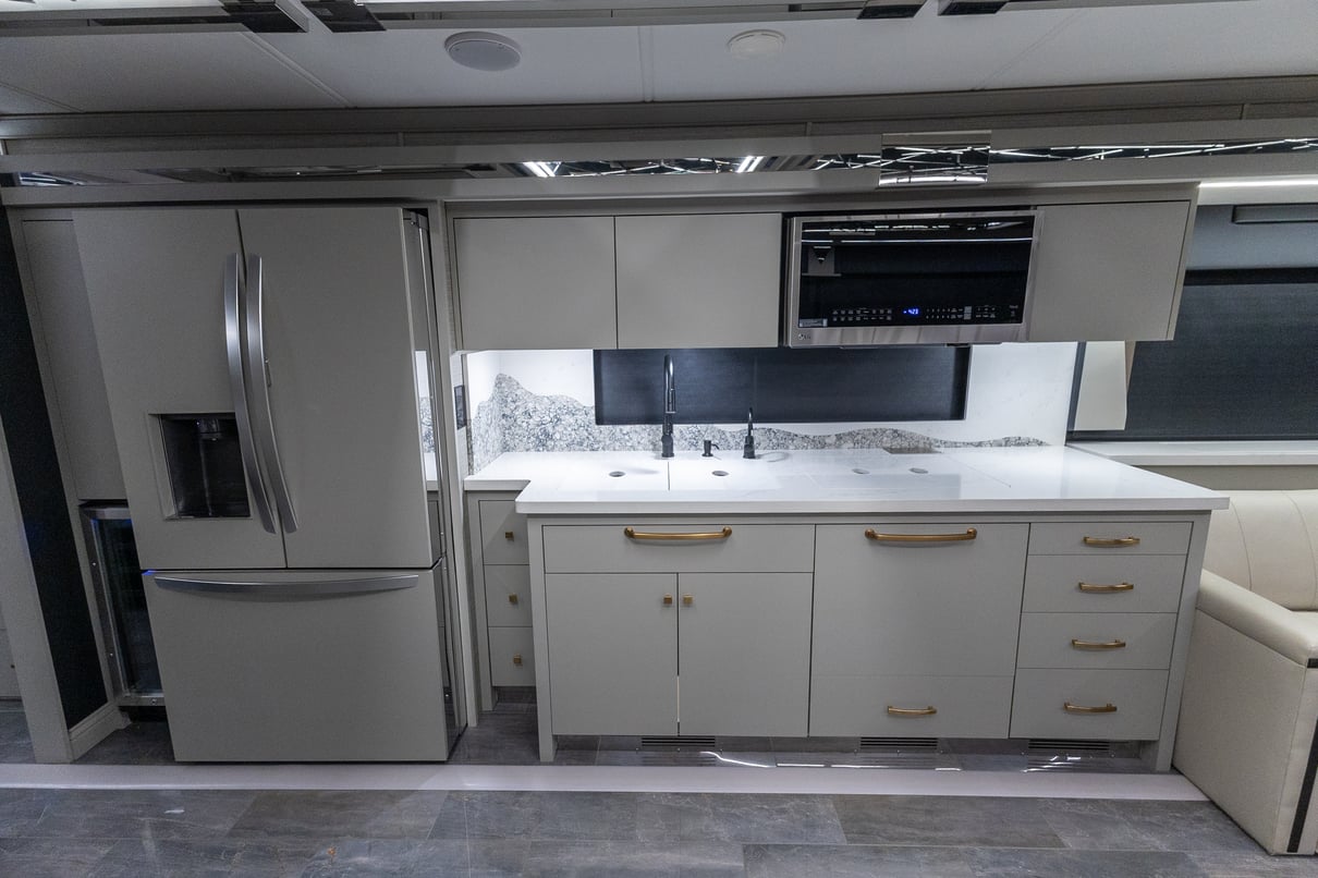 2025 Tiffin Zephyr 45 FZ gallery image-19