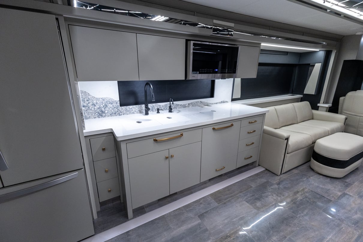 2025 Tiffin Zephyr 45 FZ gallery image-20