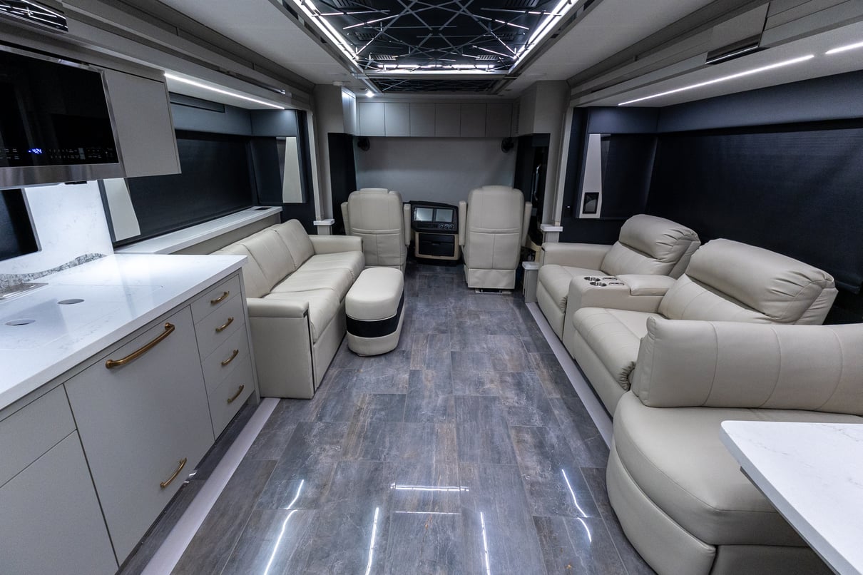 2025 Tiffin Zephyr 45 FZ gallery image-21