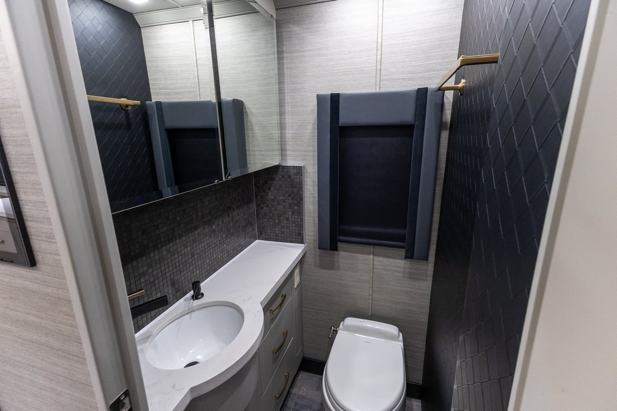 2025 Tiffin Zephyr 45 FZ gallery image-22