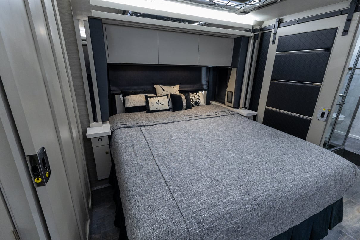 2025 Tiffin Zephyr 45 FZ gallery image-24